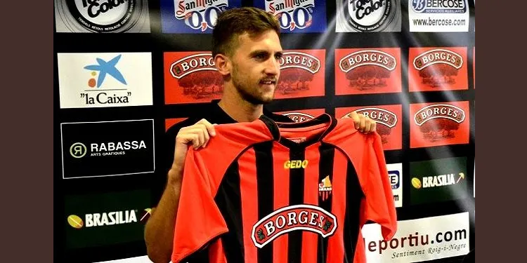 L’altafullenc Alberto Benito cedeix el gol que sentencia la victòria per 3 a 0 del Reus contra l’Olot