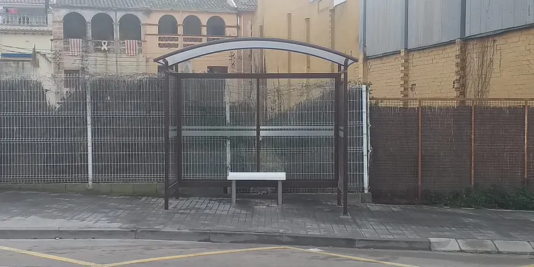 L'Ajuntament instal·la una marquesina a la parada de bus prop de Sant Carles i farà la pintura viària definitiva de l'aparcament del pavelló Torrent d'en Terra el 12 de gener