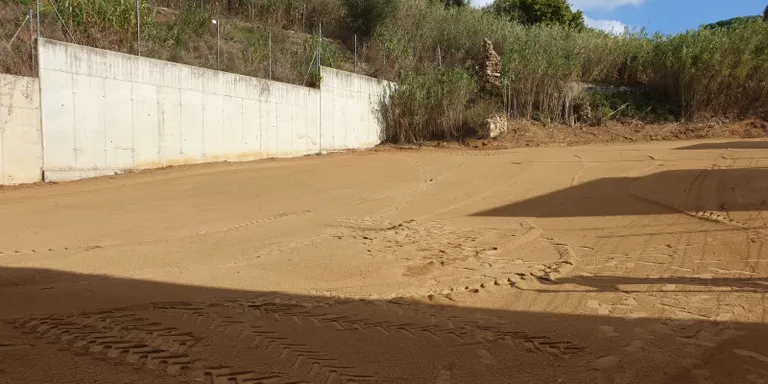 S'habilita com a aparcament una esplanada al barri de Sant Carles on hi cabran uns 50 vehicles