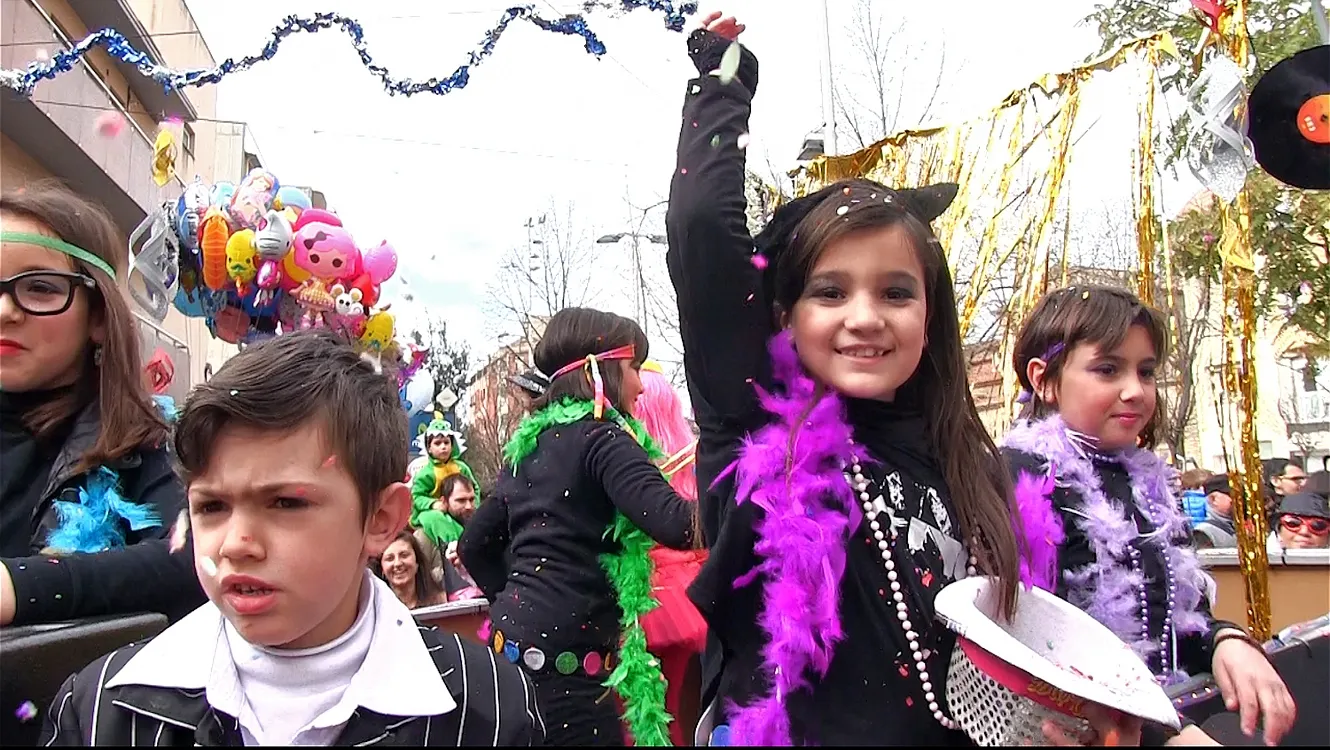 La rua infantil de Carnaval torna a engrescar milers de rubinencs