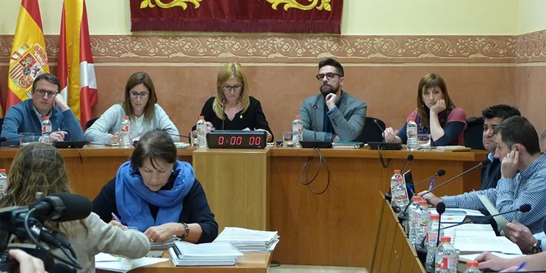 El vot de qualitat de l’alcaldessa tomba la moció per la llibertat dels presos polítics
