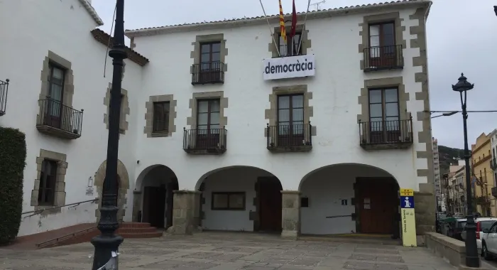 L’Ajuntament retira la pancarta ‘Llibertat Presos Polítics’ i la substitueix per ‘Democràcia’