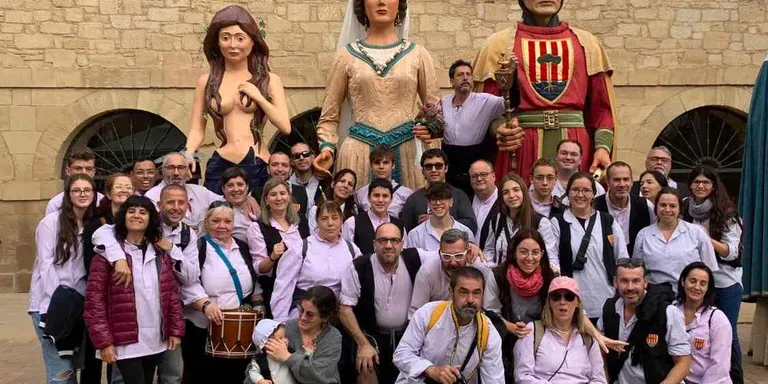 Els geganters i grallers de Pineda tanquen temporada a la ciutat monumental de Viana, a Navarra