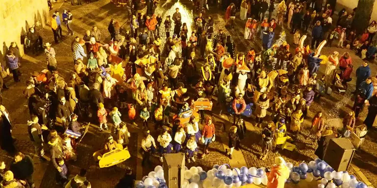 Centenars de persones participen a la rua de Carnaval 2016