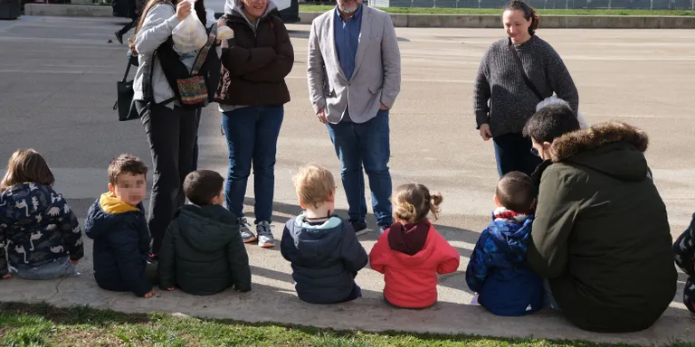 Els nens i nenes de la llar d’infants Maria Dolors Medina coneixen l’Ajuntament de Cambrils