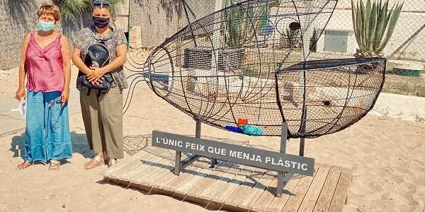 Creixell instal·la una escultura d'un peix gegant a la platja per conscienciar sobre la cura del medi ambient