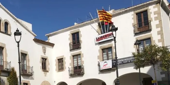 La Junta Electoral obliga a l'Ajuntament a retirar les pancartes i llaços grocs dels equipaments públics