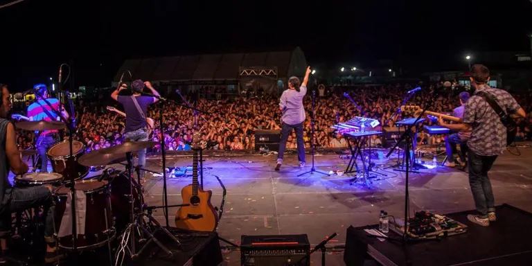Xavier Espínola ensenya què és el jazz a l'Ateneu Municipal