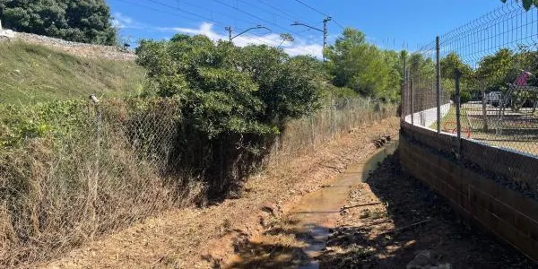Altafulla se suma a les reclamacions perquè Adif inverteixi en una línia ferroviària més permeable
