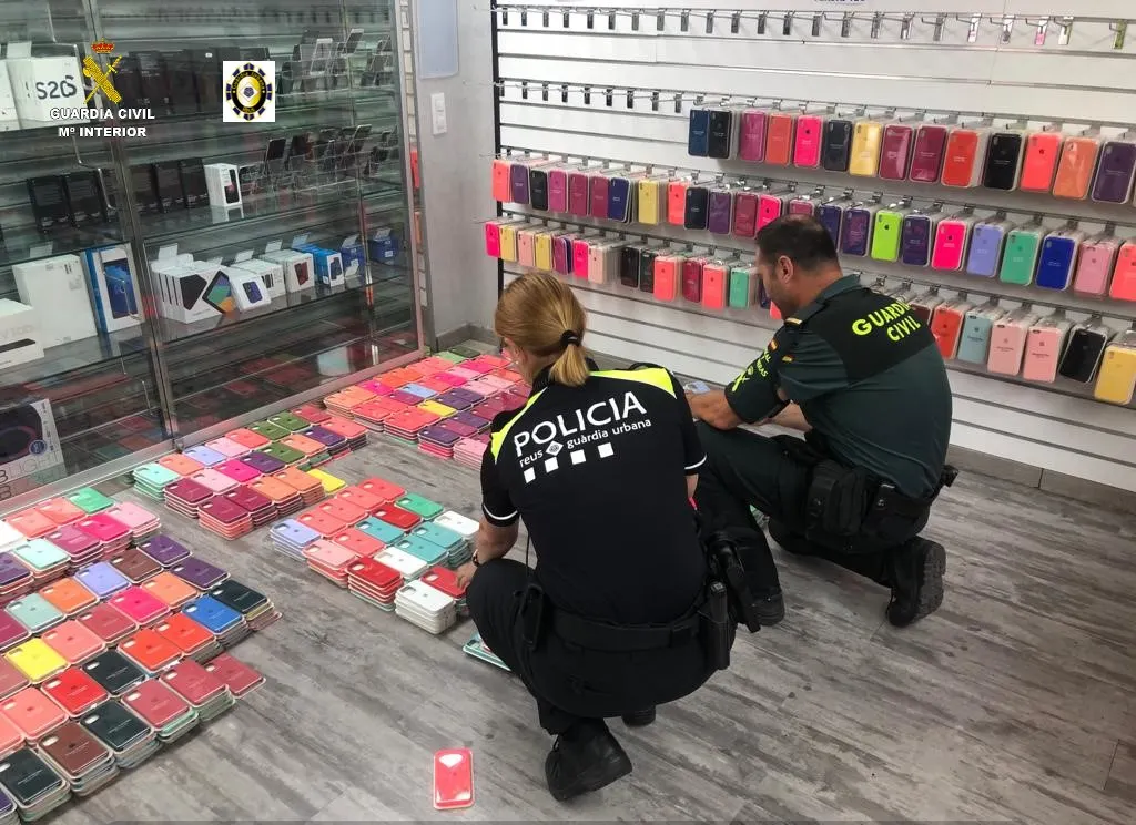 La Guàrdia Civil de Cambrils col·labora en una operació contra la venda de mòbils falsificats