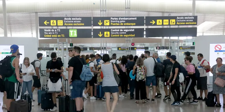 El govern espanyol fixa uns serveis mínims del 90% per a la vaga de vigilants del Prat de la setmana vinent