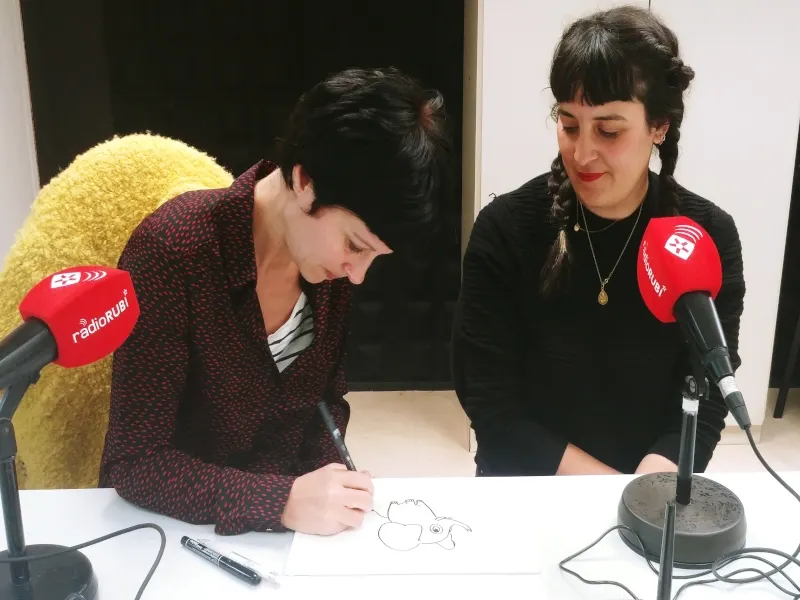 Fem C.I.R.C a l'estudi, el nou col·lectiu d'il·lustradors de Rubí amb dues d'elles fent il·lustració a l'entrevista