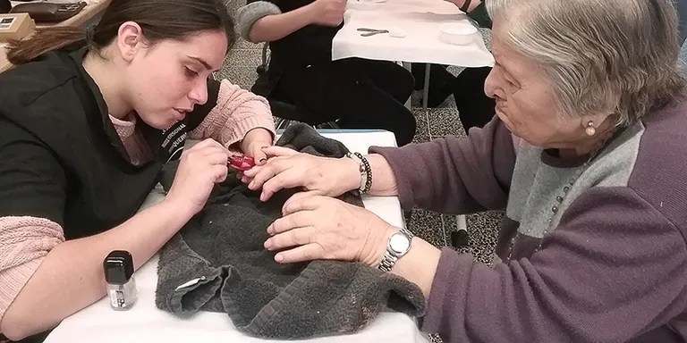 L’Institut La Serreta i la Residència Primer de Maig clouen el projecte Posa’t guapa