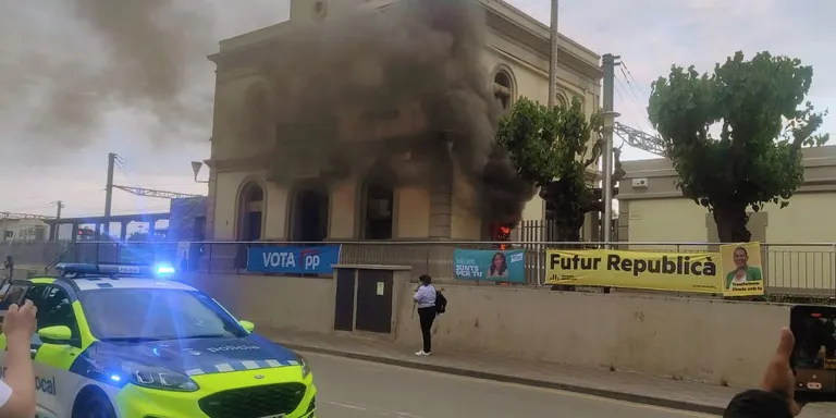 Un quadre elèctric causa un incendi a l'Estació de Tren de Pineda