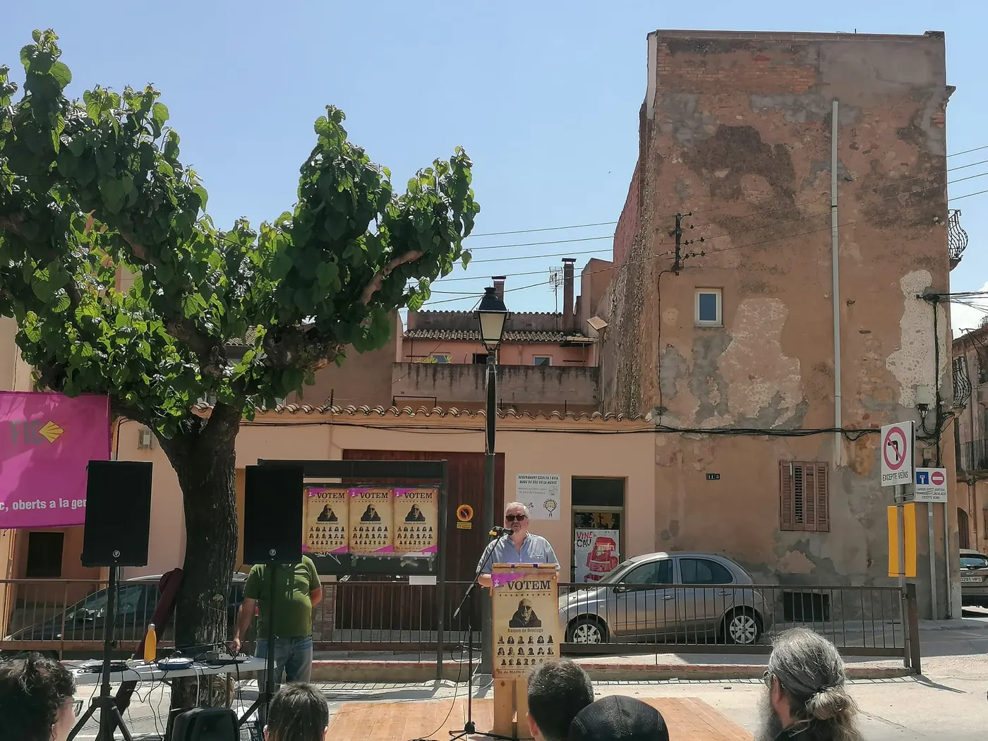 Una part dels manifestants que han entrat aquesta tarda a la seu de Medasil / foto: @Pautopia