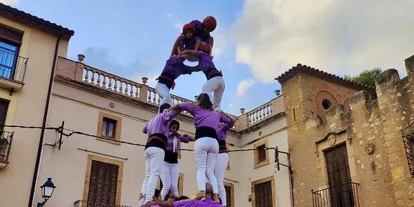 Els Castellers d’Altafulla caminen amb pas ferm en la Diada de la Festa Major de Ferran