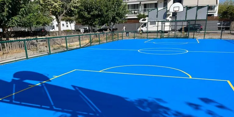 La pista poliesportiva de Can Jorba torna ha reprès el servei amb un nou revestiment del paviment