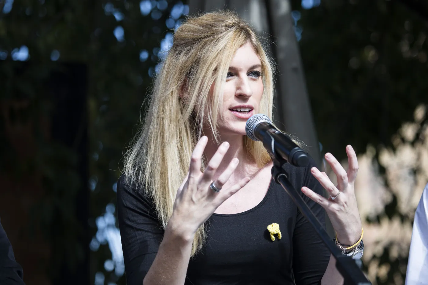 Maria Xinxó presenta el llibre ‘Jo també porto el llaç groc’ a la plaça de l’Ajuntament