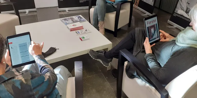 La Biblioteca Carles Morató millora la seva accessibilitat a la lectura amb la compra de tauletes digitals i lupes manuals i electròniques