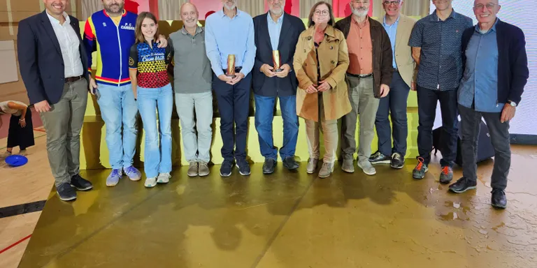 El Moto Club Cambrils i la Penya Cicloturista Cambrils reben un premi de la Generalitat pel seu cinquantè aniversari