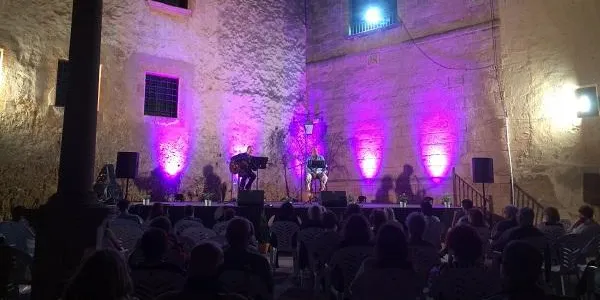 El concert de "La Petita" d'Altafulla sobre la Nova Cançó es converteix en un homenatge a Maria Porter i Moix