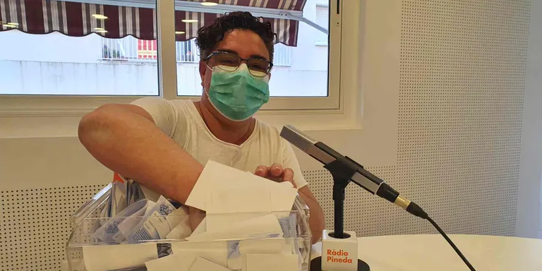 Gent de Pineda sorteja quatre mones de Pasqua entre els clients de les botigues associades