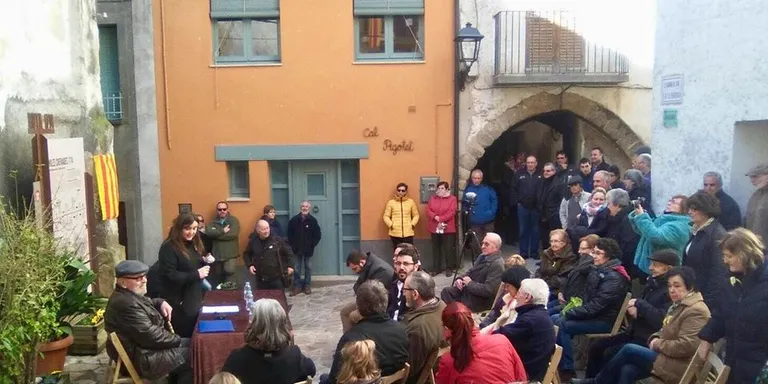 Inaugurada la plaça de Peramola que rememora el dia en què l'exèrcit borbònic va cremar el poble
