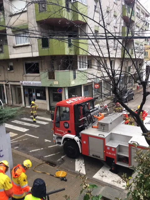 La pressumpta explosió d'un termo elèctric obliga a desallotjar 5 habitatges