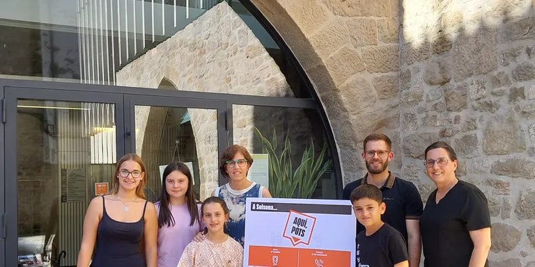 Infants i adolescents de Solsona impulsen una xarxa d’establiments i espais públics on acudir en casos d’urgència