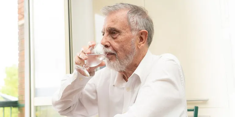 El Servei Local de Teleassistència dona consells a mida a les persones grans per afrontar la calor
