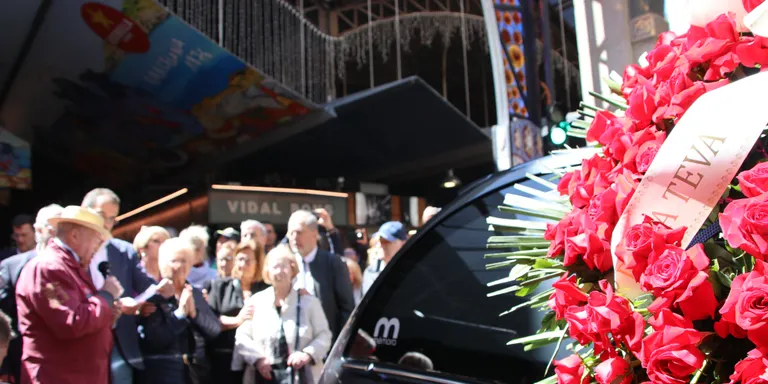 Comerciants i ciutadania acomiaden Joan Bayén, el difunt propietari del bar Pinotxo de la Boqueria