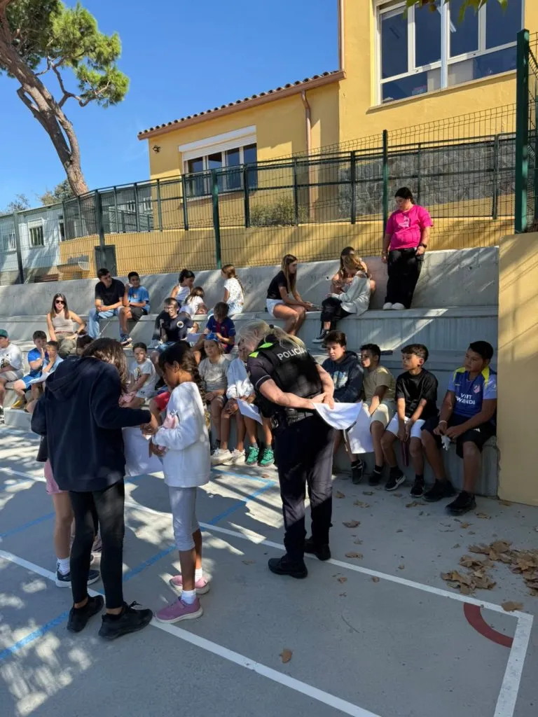 La Policia Local de Begur ensenya mobilitat i convivència als alumnes de l’Escola Olivar Vell