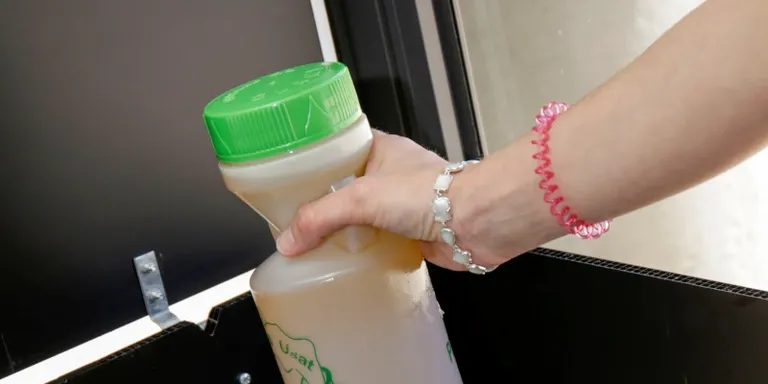 L’Ajuntament repartirà 3.000 ‘clakis’ a les escoles per fomentar el reciclatge d’oli usat