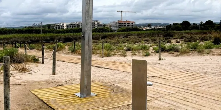 Instal·lades sis noves dutxes a les platges de Torredembarra