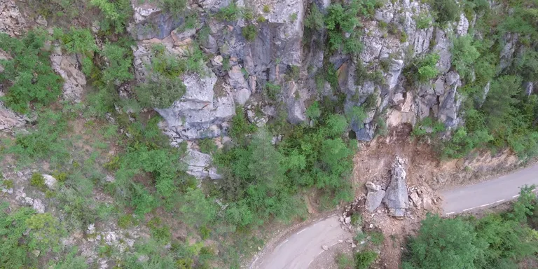 Un despreniment talla la carretera d'accés a Torà de Tost
