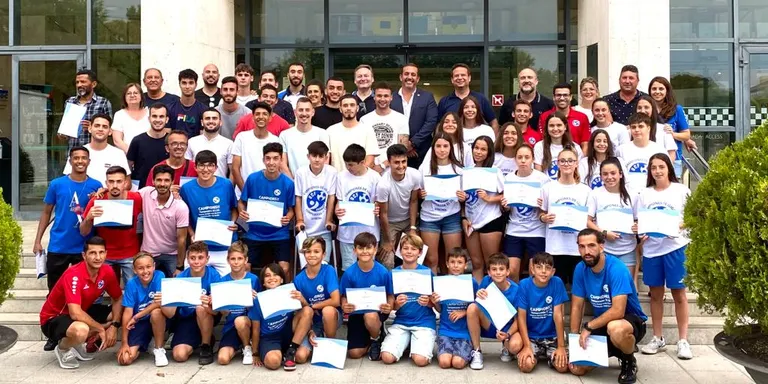 Els equips del Cambrils Unió que han assolit l’ascens, rebuts per l’Alcalde i la regidora d’Esports