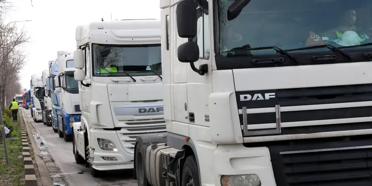 Centenars de camions inicien una marxa lenta cap a les rondes contra l'escalada de preus dels combustibles