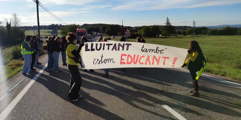 Els docents del Solsonès protesten tornant a tallar la C-55 a Clariana a primera hora del matí