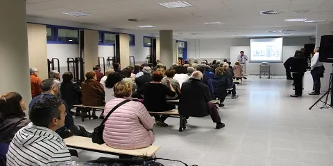 CERCA DE UN CENTENAR DE PERSONAS ASISTIÓ AYER A LA REUNIÓN INFORMATIVA SOBRE LAS NUEVAS AYUDAS A LA ACCESIBILIDAD