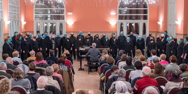 La coral Guisla aplega més d’una vintena d’antics cantaires en un concert pels 40 anys de la formació