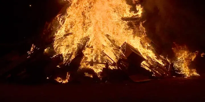 La revetlla de La Tribala encén la foguera de Sant Joan