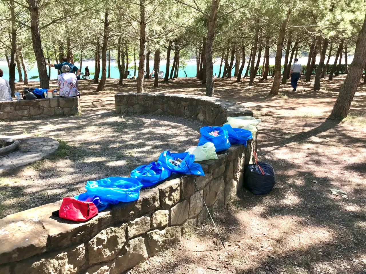 Creu Roja Solsonès recull 34 quilos de deixalles de l'entorn del pantà de Sant Ponç