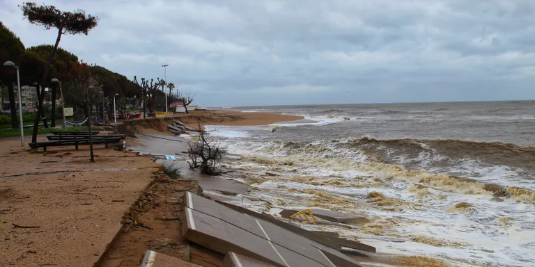 El temporal de mar ha afectat greument el Passeig Marítim de Pineda