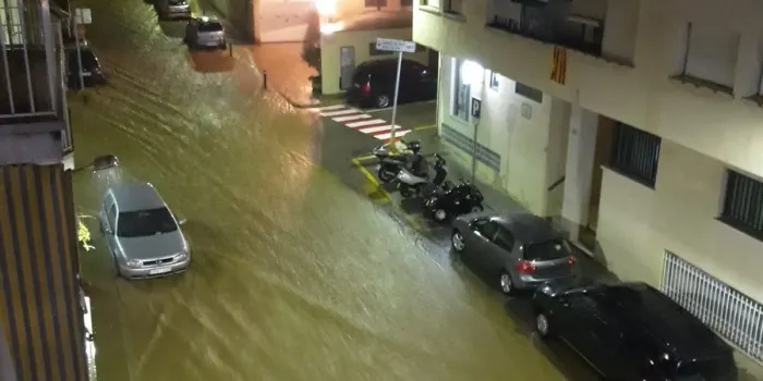 Moltes incidències a Arenys a causa de les fortes pluges i descàrrega elèctrica d'aquest nit i matinada