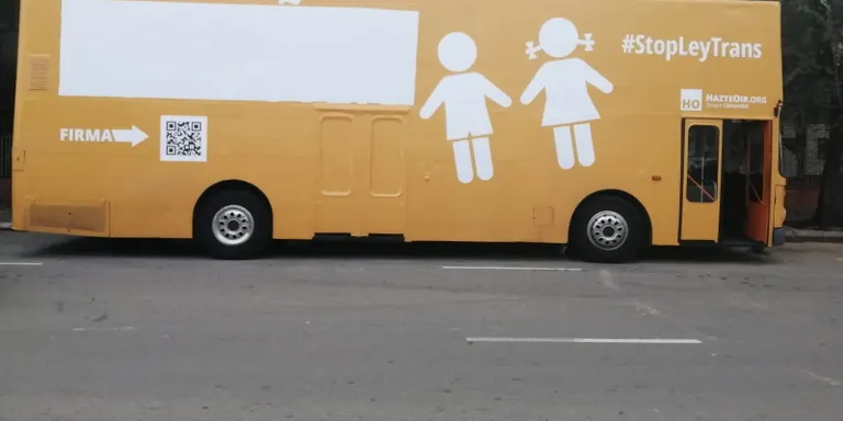 Els Mossos escorten el bus d'Hazte Oir fora de Catalunya amb els missatges transfòbics tapats