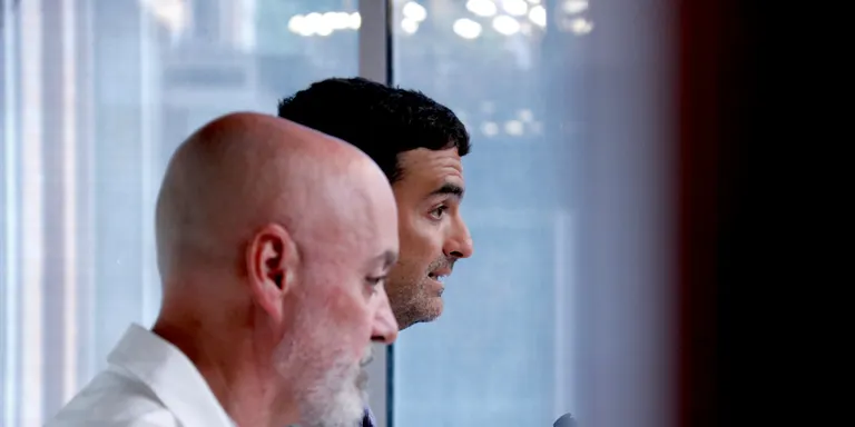 Víctimes d'abusos acusen el Parlament de "violència institucional" per la medalla a Montserrat