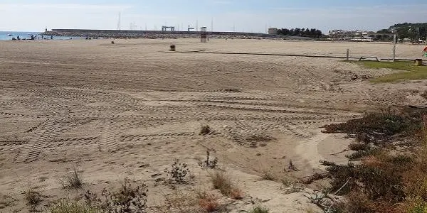 Un veler s’encalla a la platja de Cal Guinovart de Roda de Berà