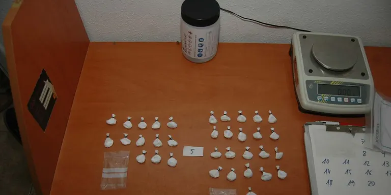 Mossos i Policia Local desmantellen un punt de venda de drogues del detall en un domicili del carrer Homs, a Caldes