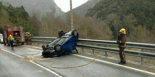 Un cotxe bolca a la C-14 a Fígols i Alinyà