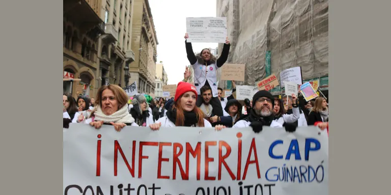 Un miler de sanitaris es manifesten a Barcelona en la primera jornada d'una setmana de mobilitzacions